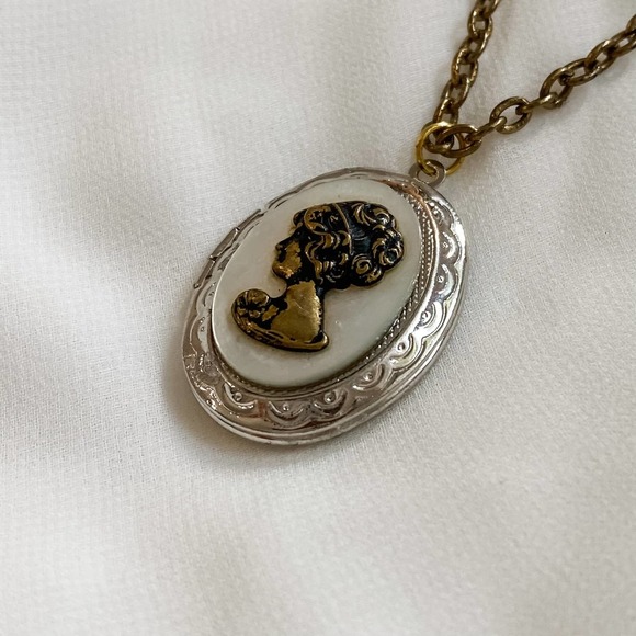 VTG Silver Brass Victorian Cameo Locket - Picture 6 of 8